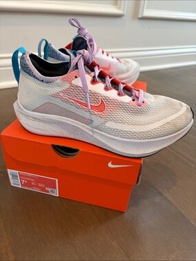 Nike Zoom Fly 4 Women 7.5 running shoes